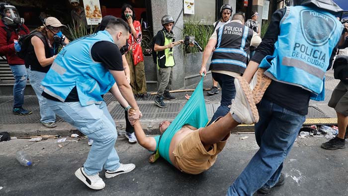 Recorte a los derechos laborales en Argentina: el Senado aprueba la reforma de Milei que precariza el empleo